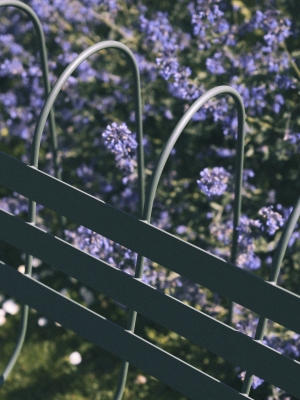 Detailaufnahme des Gardener's Sofa von Design House Stockholm im Garten mit Lavendel im Hintergrund.