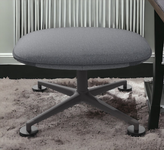 Grauer KN03 Ottoman von Knoll International mit Drehfuß auf einem Teppich. Moderner Hocker.