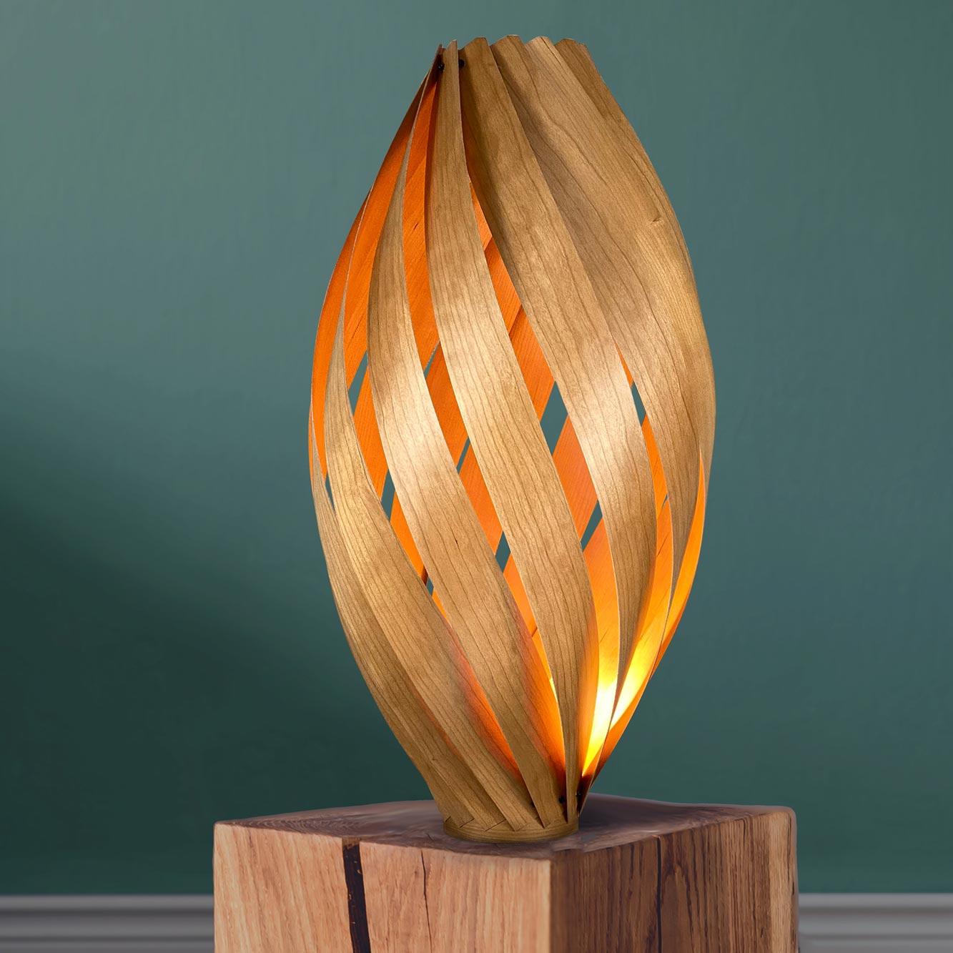 Ardére Stehleuchte aus Kirschbaumholz, H70 cm, mit organischem Design und warmem Lichtschein.