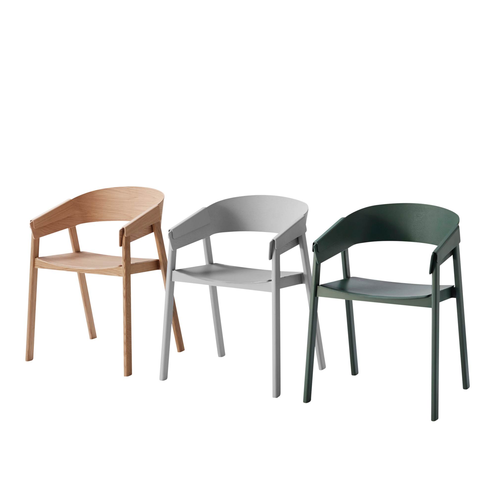 Drei Muuto Cover Chair Stühle in Holz, Grau und Grün, modernes skandinavisches Design.
