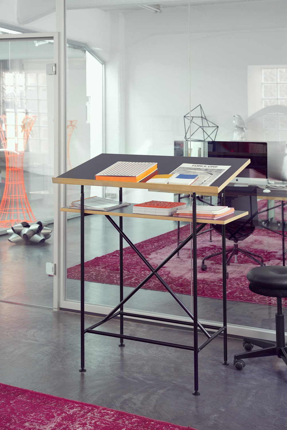 Milla 700 Stehpult von Richard Lampert im modernen Büro, mit Ablage und Dokumenten.