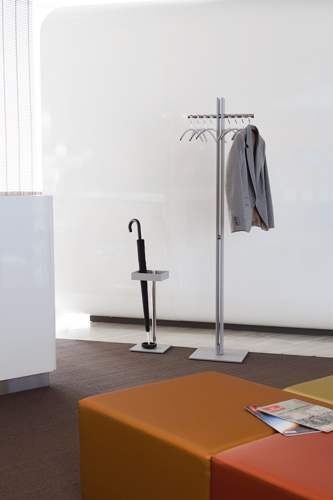 Standfree Garderobenständer von Cascando mit Schirmständer und Jacke im modernen Büro.