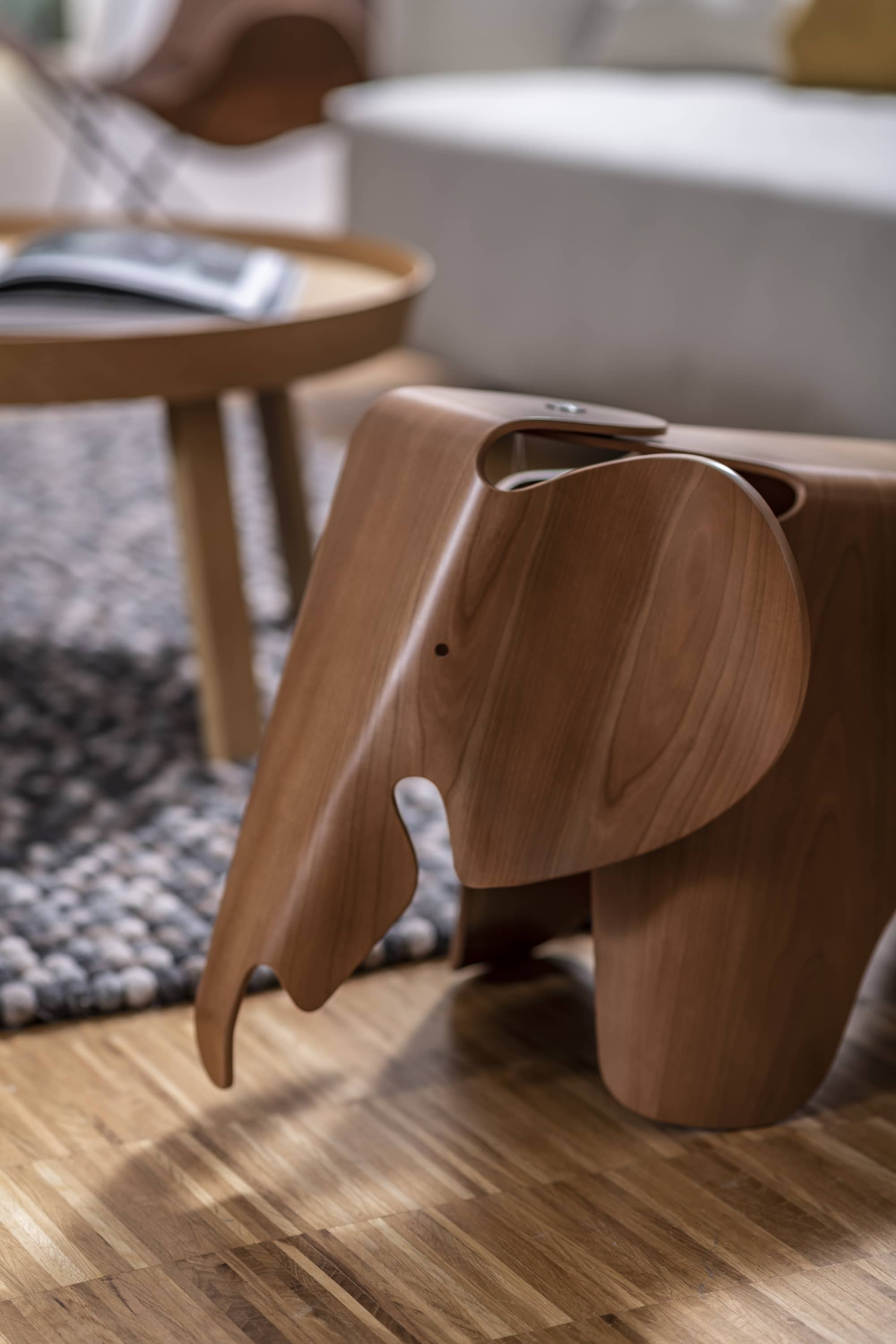 Holz Elefant Hocker im Wohnzimmer. Design Kinderhocker aus Holz, nachhaltig und stilvoll.
