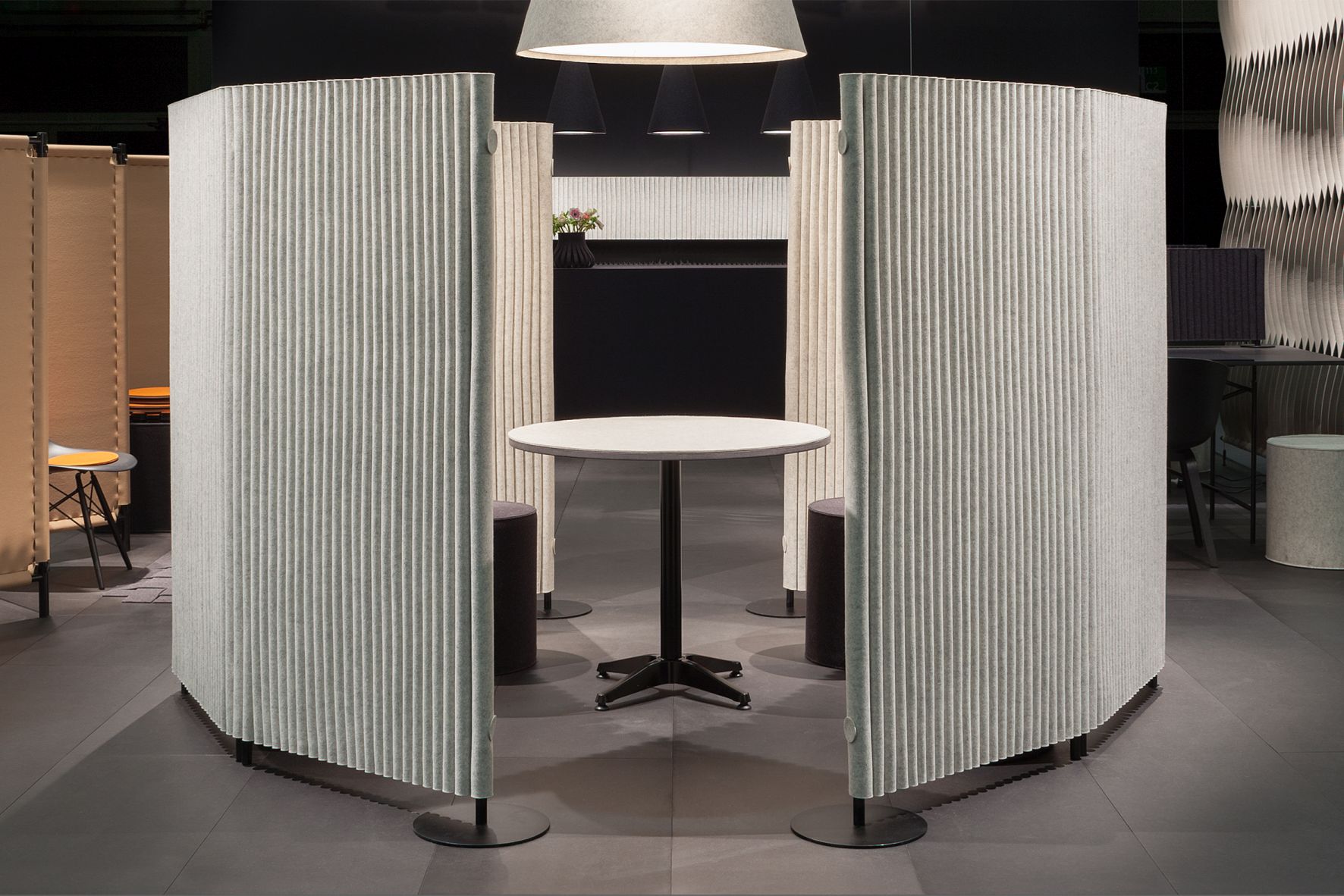 Welle Paravent von HEY-SIGN by BWF Group, gebogene Raumteiler aus Filz mit Tisch und Hockern.