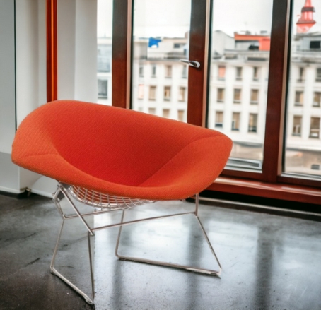 Oranger Diamond Sessel von Knoll International mit Drahtgestell vor einem Fenster mit Stadtblick.