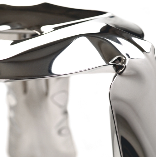 Detailaufnahme des Plopp Standard Hocker 15th Anniversary Zieta LIMITED EDITION aus glänzendem Metall.