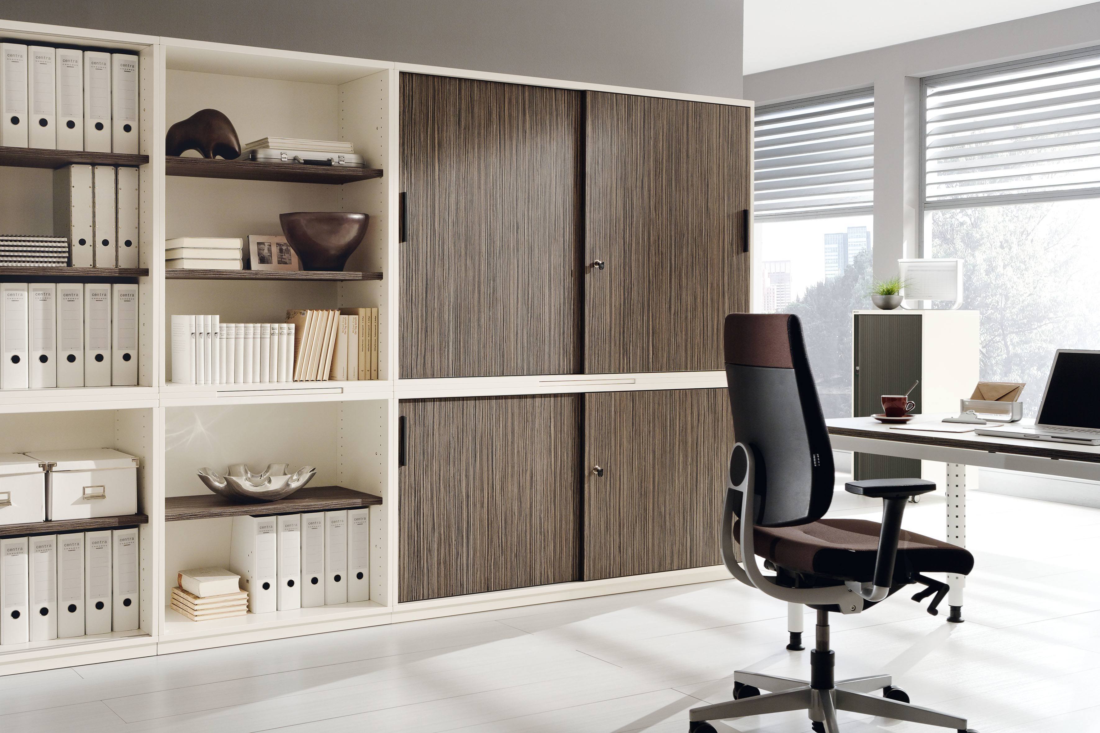 Palmberg Prisma 2 Schrank mit Drehtüren, Büro Schrankwand mit Regalen und Büromaterial.