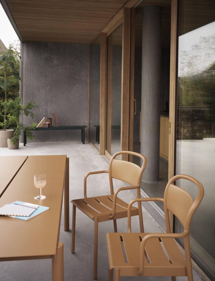 Muuto Linear Steel Table Outdoor Tisch 140x75 cm mit Stühlen auf einer Terrasse, modernes Design.