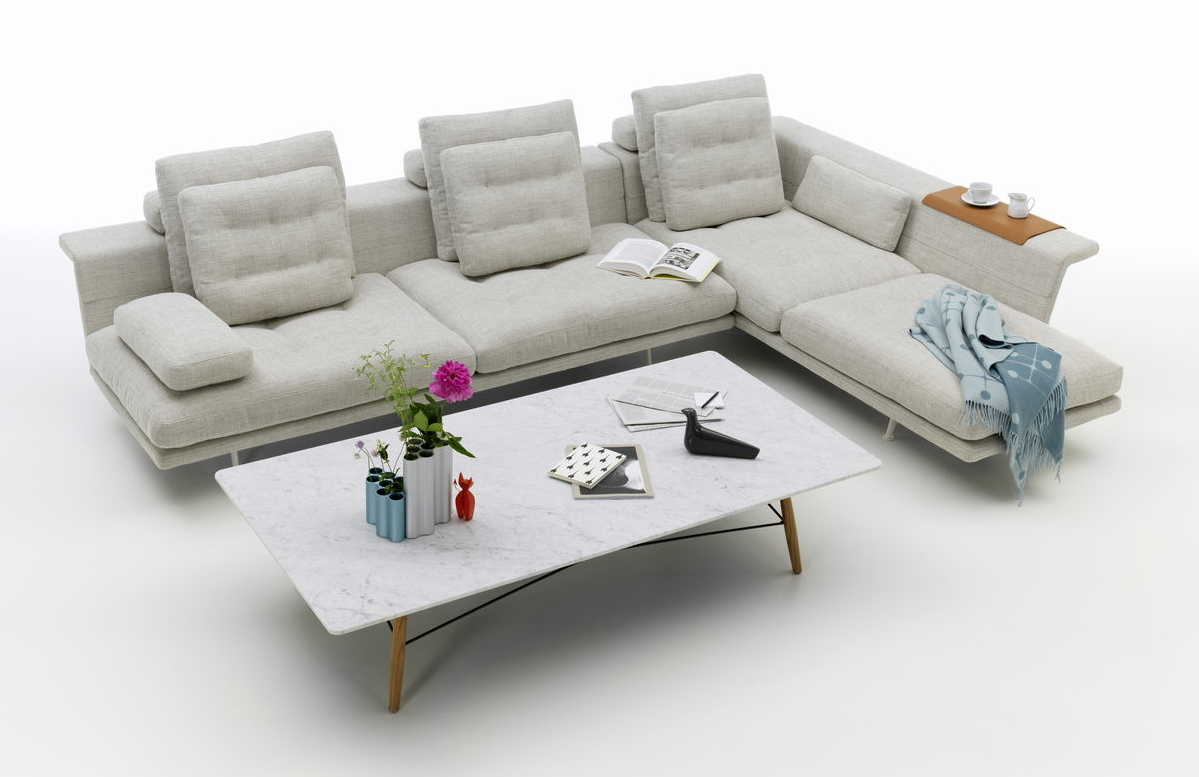 Helle Eckcouch mit vielen Kissen, inklusive Vitra Rückenkissen, und Marmor-Couchtisch im Wohnzimmer.