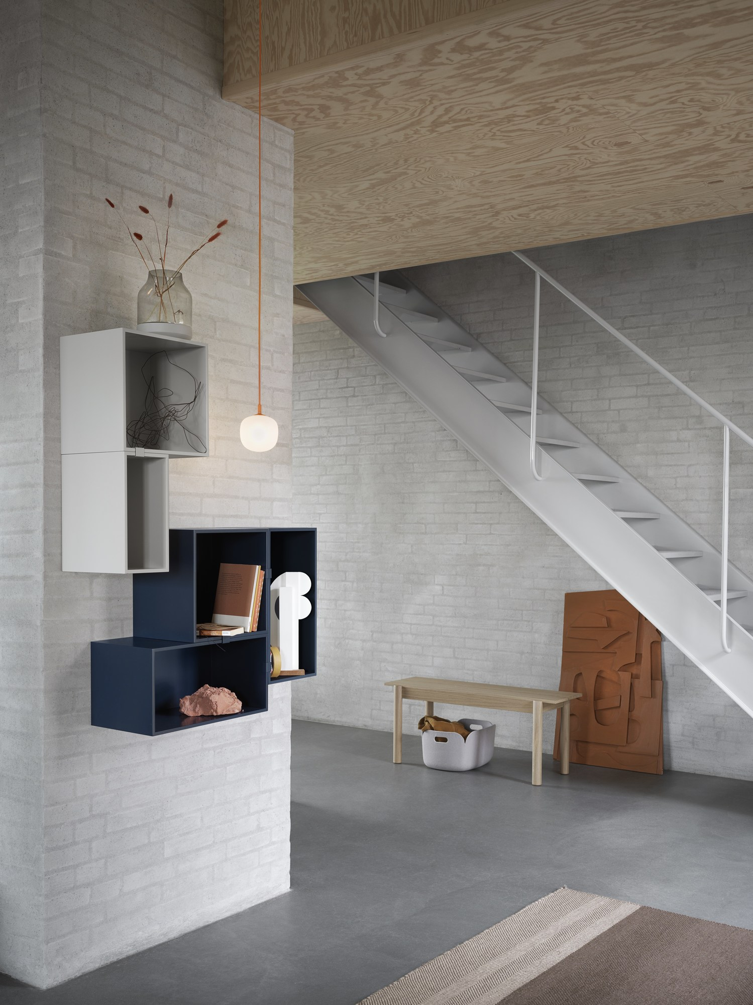 Modernes Wohnzimmer mit Muuto Stacked Storage System 2.0 Regalsystem in Weiß und Blau an der Wand.