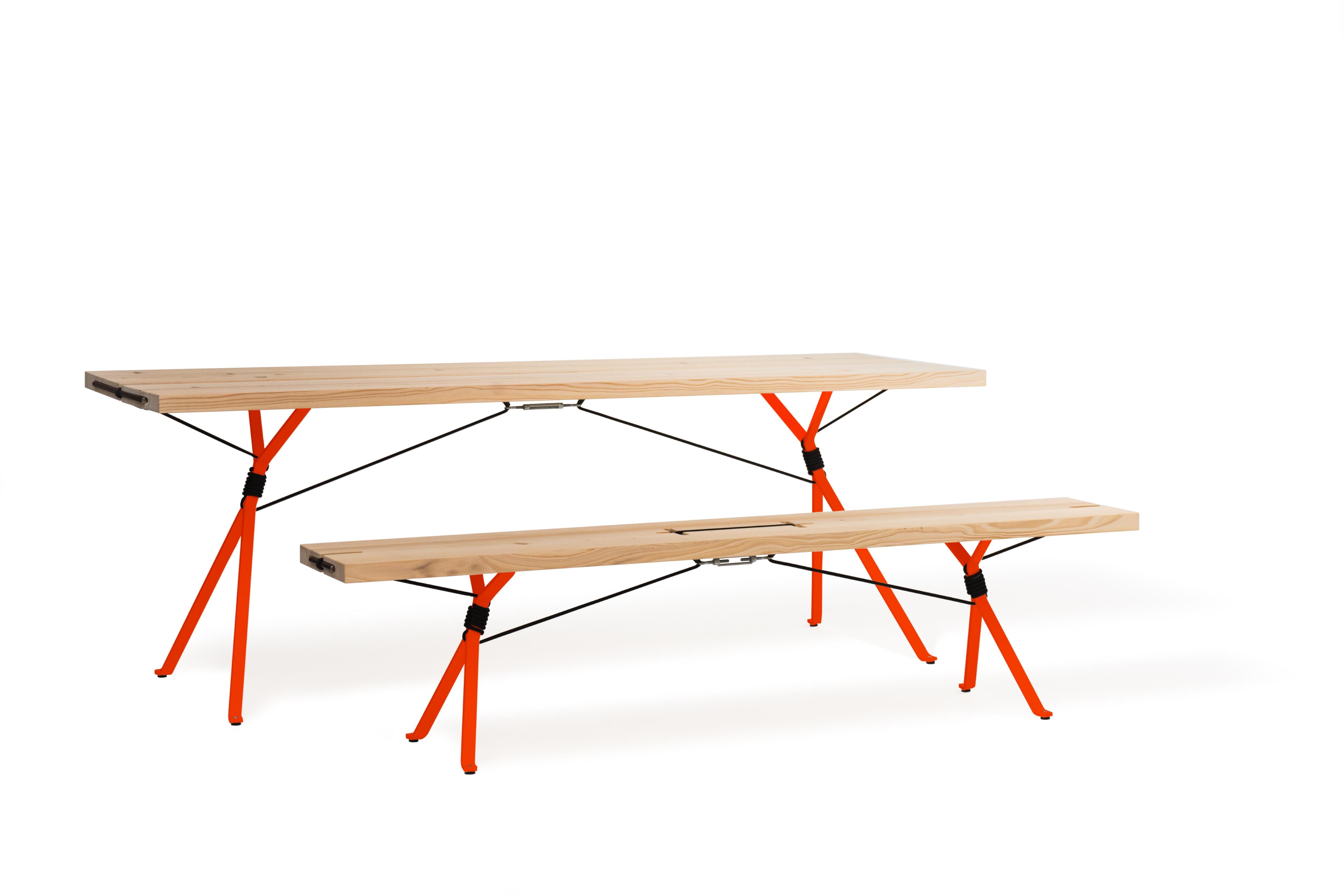Kampenwand Bank von Nils Holger Moormann: Moderne Holzbank mit auffälligem, orangefarbenem Gestell für Esszimmer und Garten.