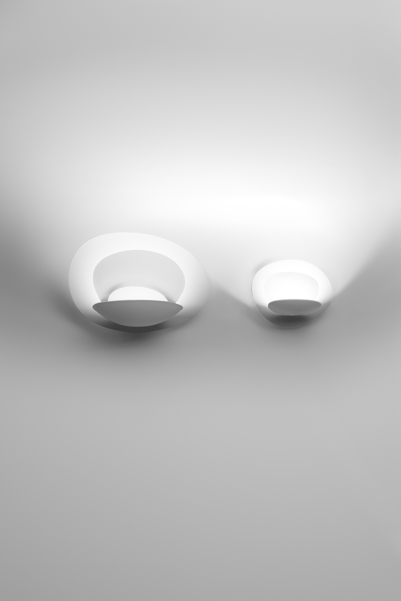 Zwei weiße Pirce Wandleuchten von Artemide, moderne LED-Wandbeleuchtung für indirektes Licht.