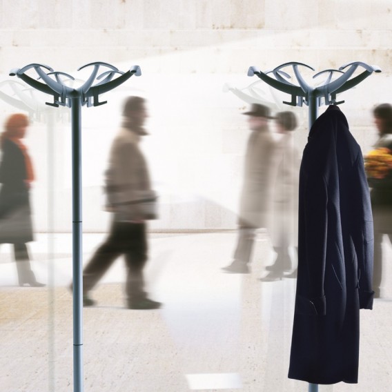 Doppiopetto Kleiderständer von Rexite mit hängendem Mantel, moderner Garderobenständer für Flur und Büro.
