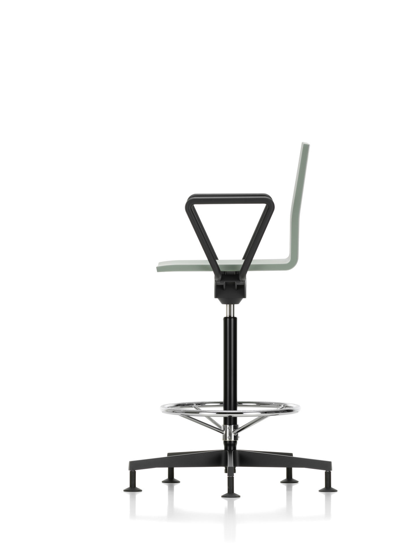 .04 Counterstuhl von Vitra, ein grauer Besucherstuhl mit Armlehnen und Fußstütze.