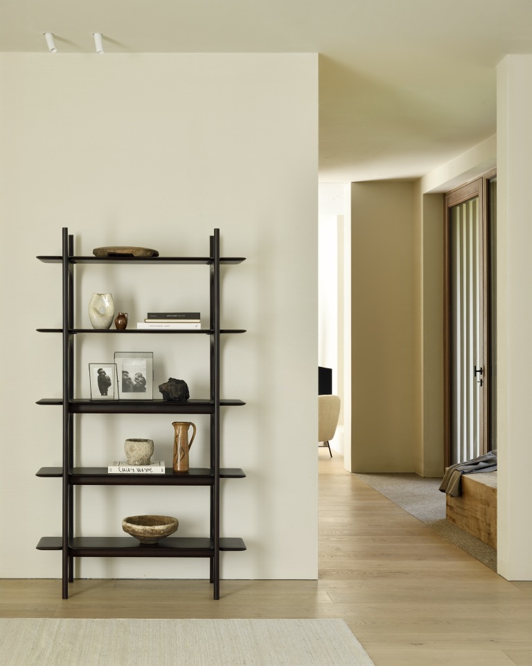 Ethnicraft PI Rack Regal aus dunklem Holz, minimalistisches Design mit fünf Ablageflächen, Wohnzimmer-Möbel.