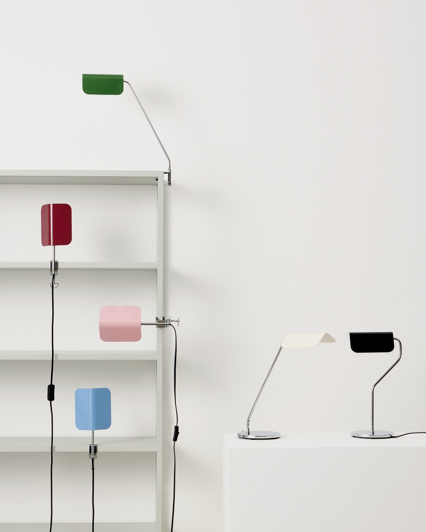Nahaufnahme der Hay Apex Table Lamp Oyster Tischleuchten in verschiedenen Farben und Ausführungen.