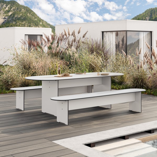 Helle Riva Vario Bank, eine moderne Gartenbank aus Holz für den Außenbereich.