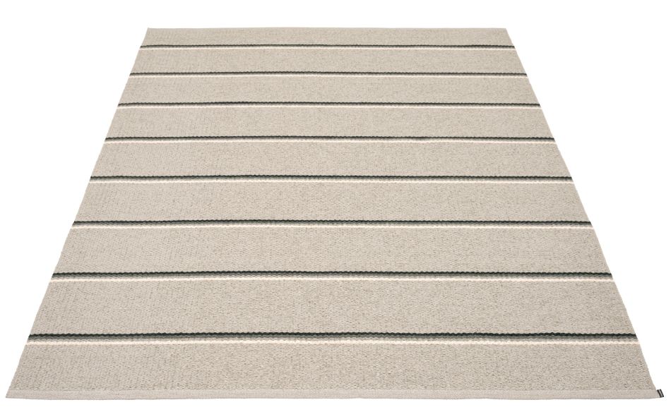 Grauer Pappelina Kunststoffteppich Olle, 180x260 cm, mit horizontalen Streifen in Schwarz und Weiß.