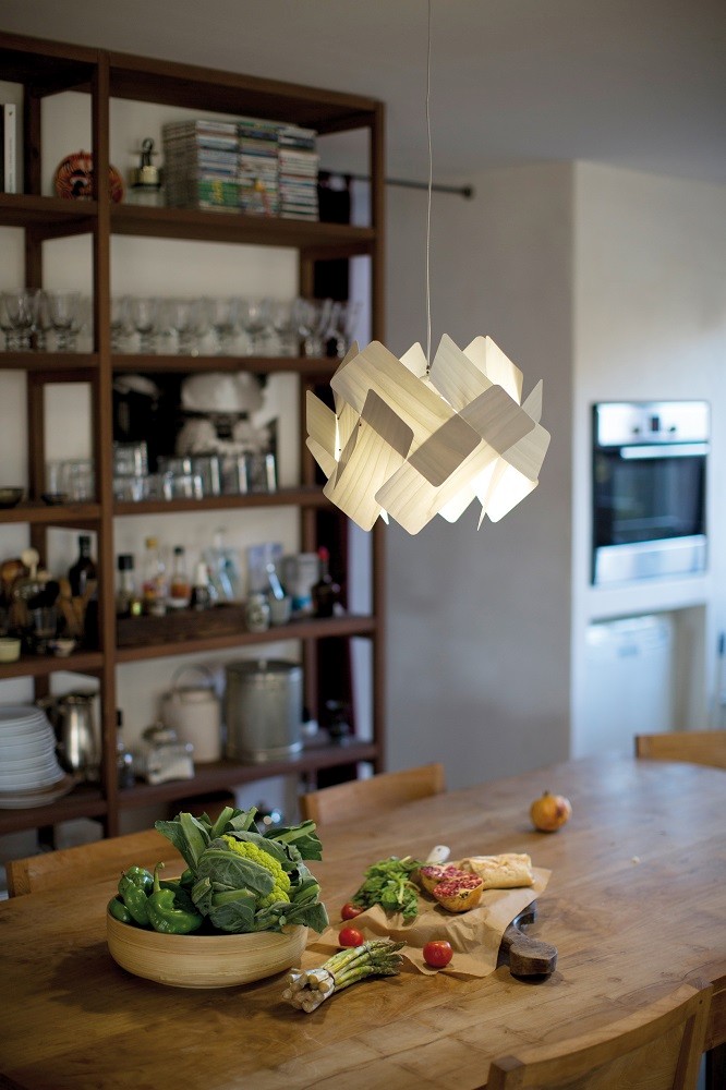Escape LED Pendelleuchte von LZF Lamps über Esstisch. Moderne Hängeleuchte für Wohnzimmer und Esszimmer.