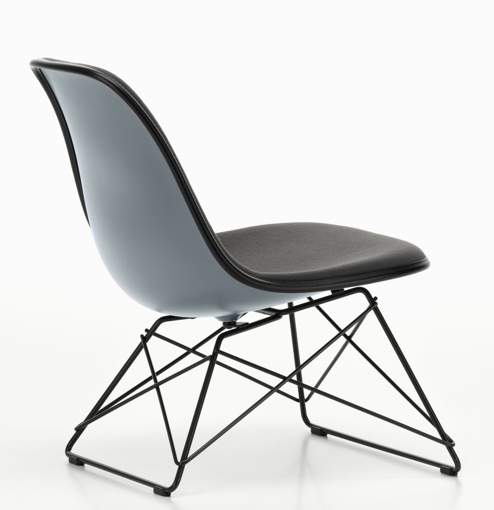 Eames Plastic Side Chair LSR, vollgepolsterter Designstuhl von Vitra mit grauem Bezug und schwarzem Drahtgestell.