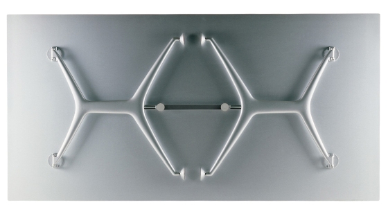 Detailaufnahme der Unterseite vom Frametable Tisch von Alias mit silbernem Gestell.