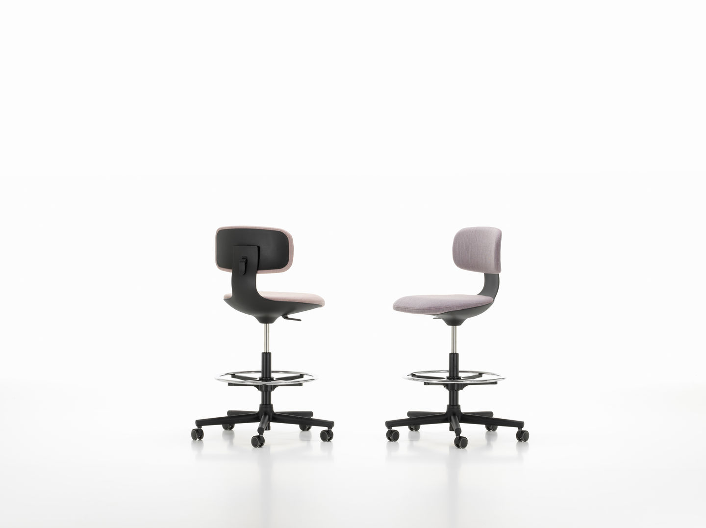 Zwei Vitra Rookie High Bürodrehstühle in Grau und Schwarz, höhenverstellbar mit Fußstütze und Rollen.