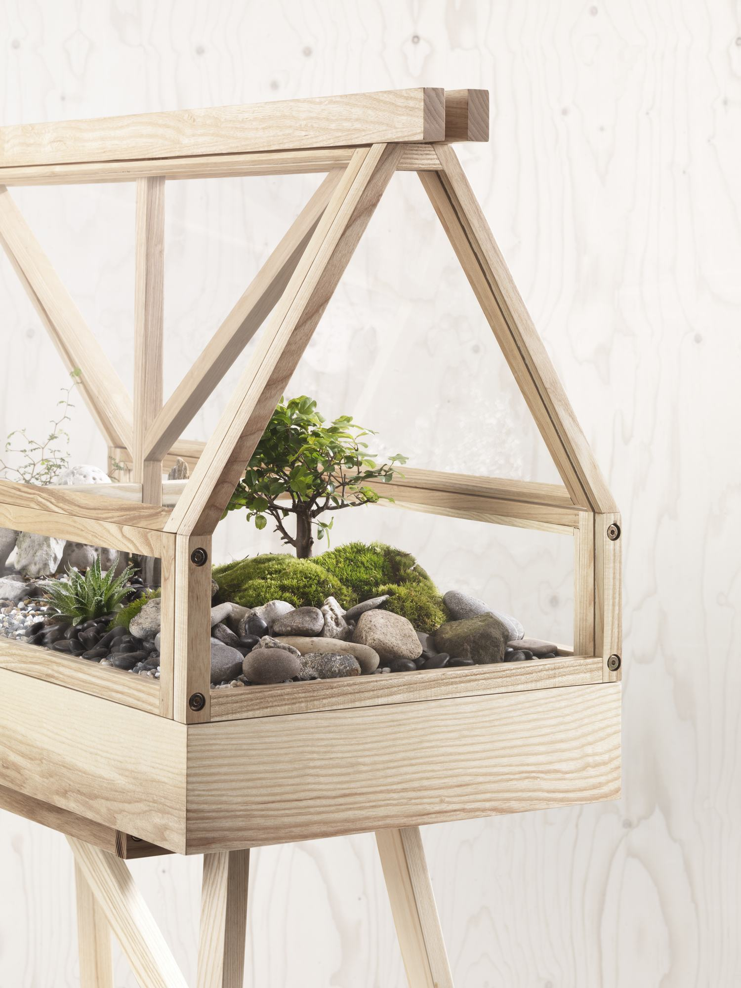 Greenhouse Gewächshaus von Design House Stockholm mit Pflanzen, Steinen und Moos.