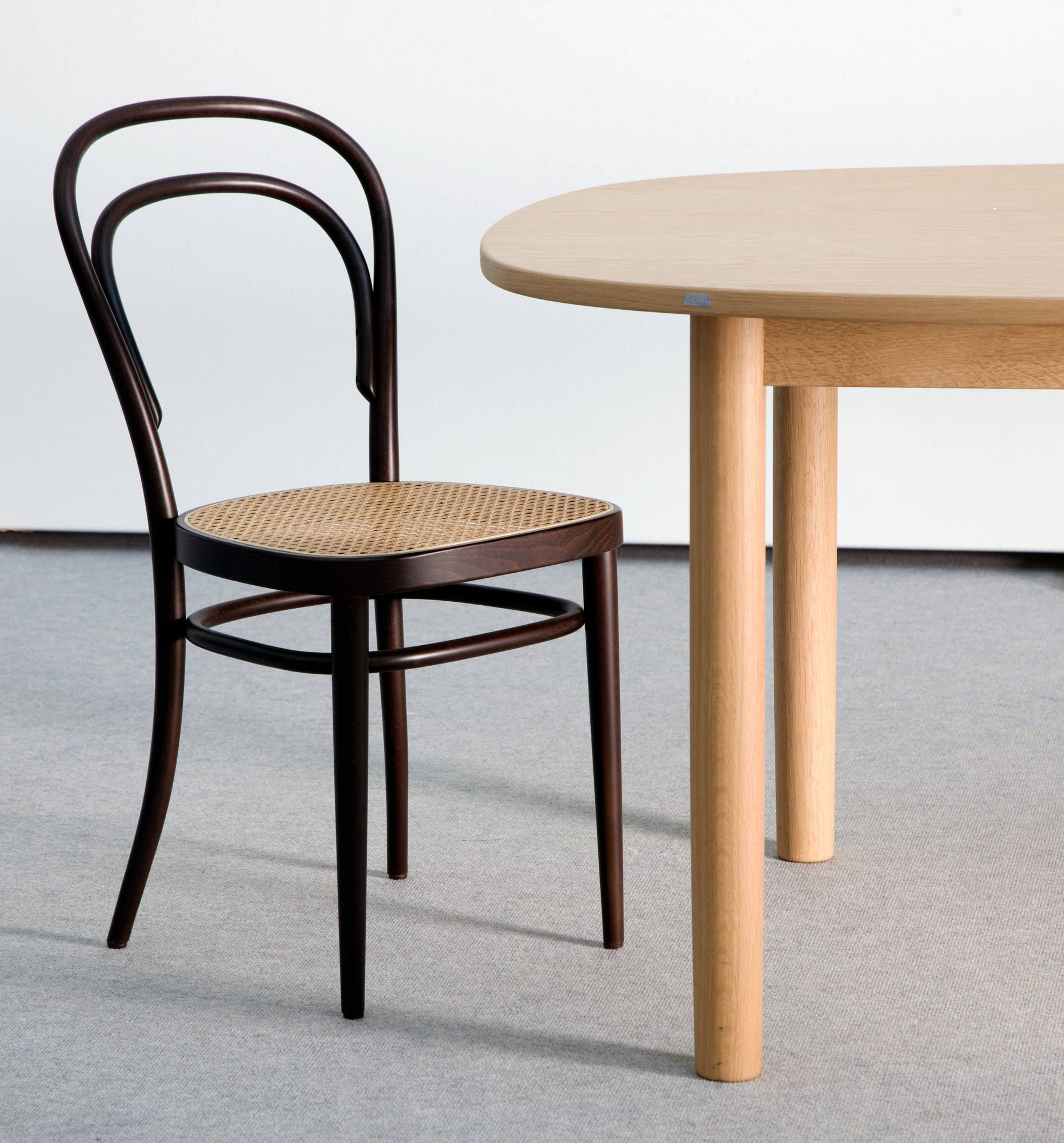 214 Bugholzstuhl mit Wiener Geflecht Sitzfläche und Holztisch, klassische Kaffeehausstuhl Möbel im Detail.