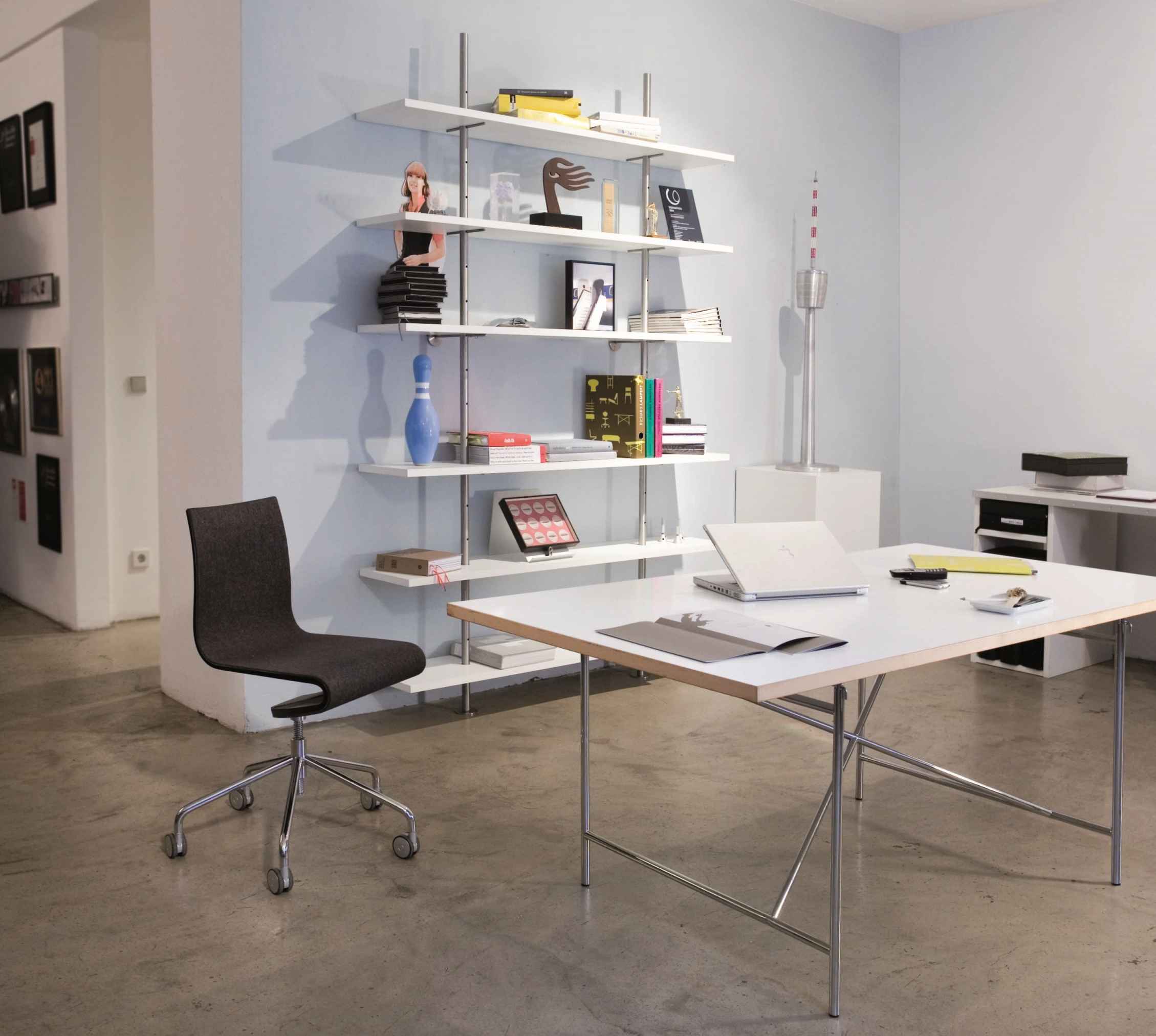 Regal Eiermann mit Eiche Massivholzplatten und Edelstahlgestell, 160cm breit, H238cm, für Büro und Wohnraum.