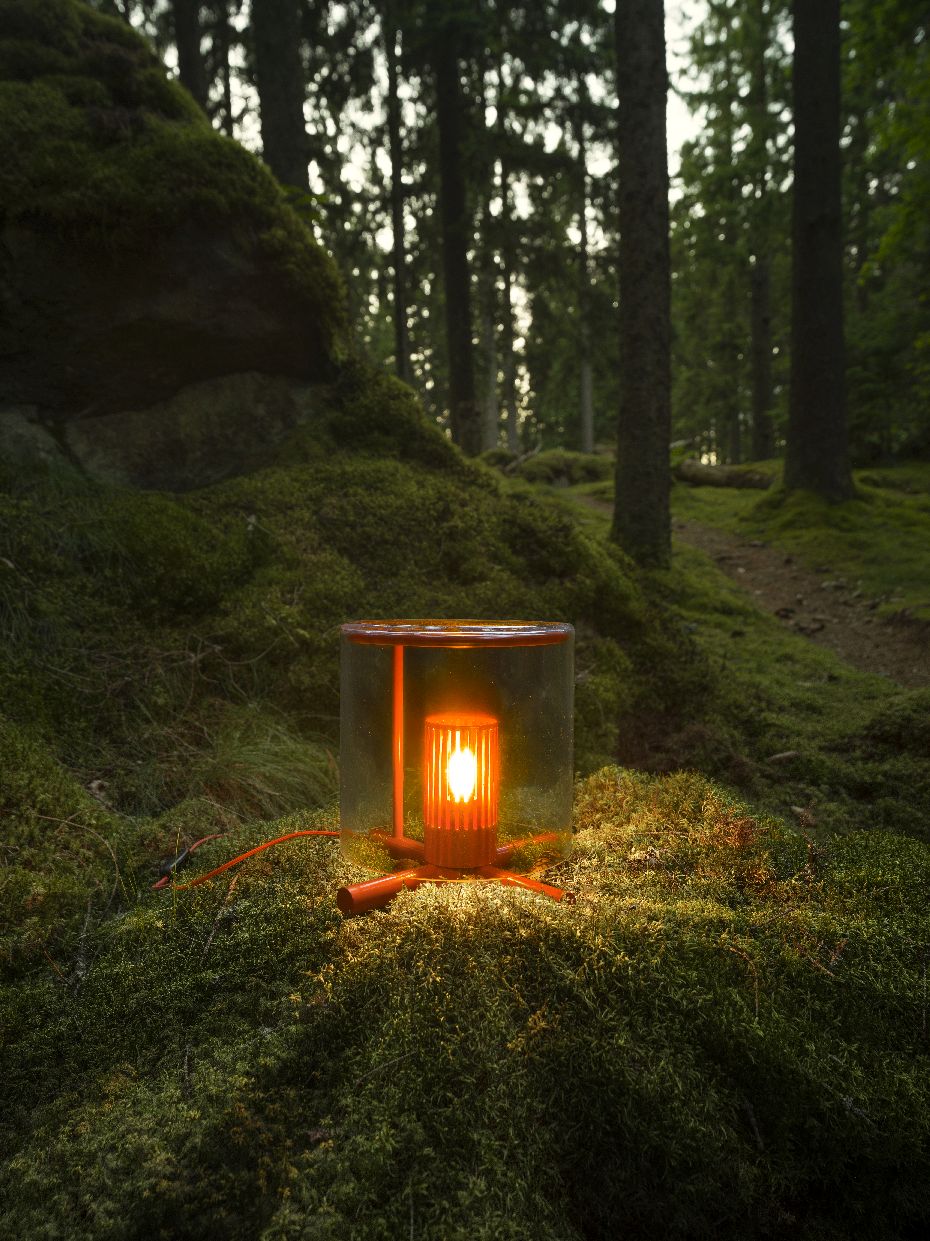 Fireplace Lamp Tischleuchte von Design House Stockholm im Wald, warmes Licht, modernes Design.