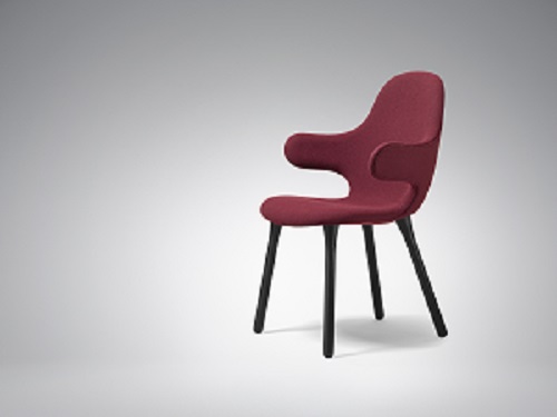 AndTradition Catch Chair JH1 Stuhl in Rot mit schwarzen Holzbeinen, seitliche Ansicht.
