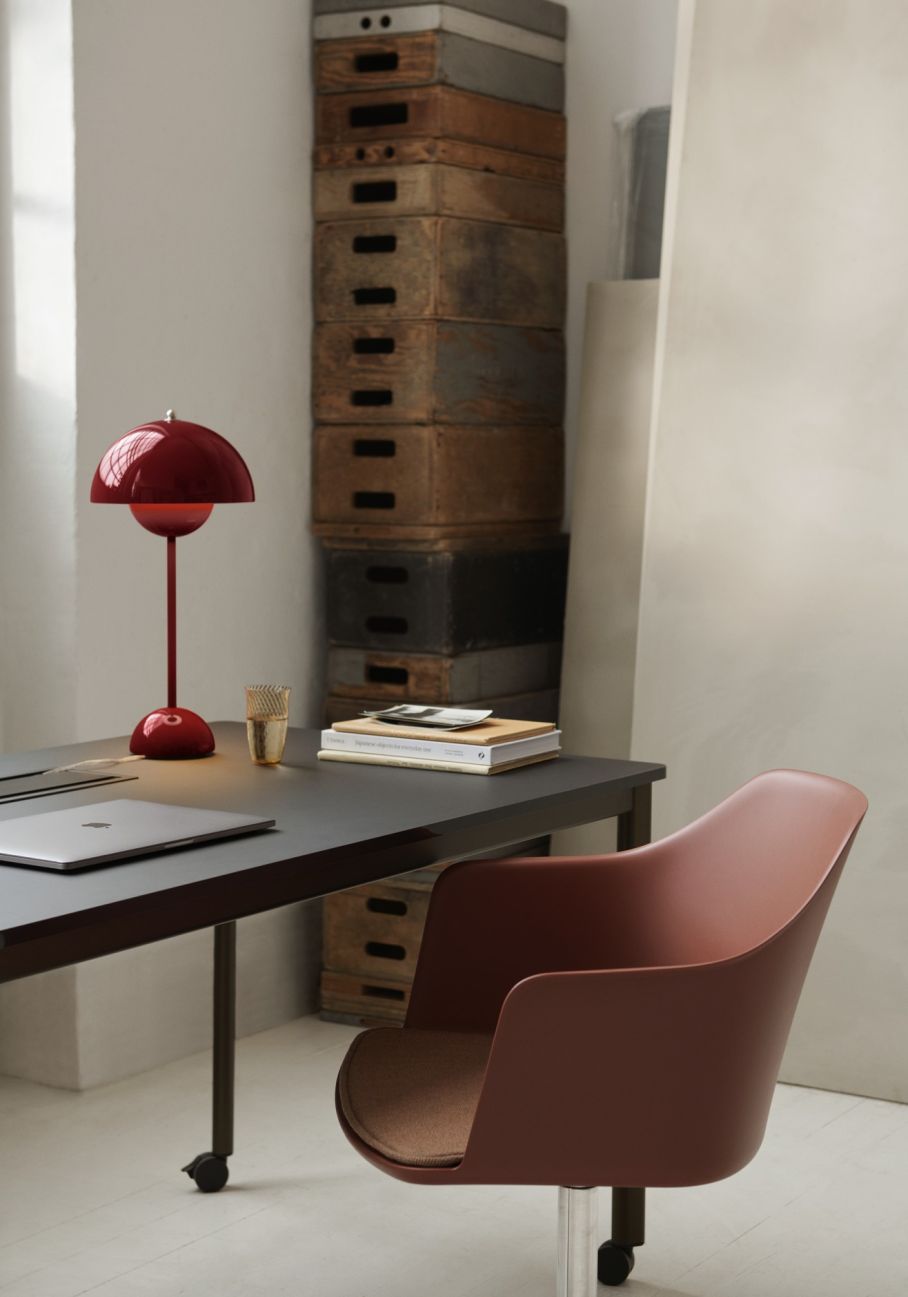 Rote Flowerpot VP3 Tischleuchte von AndTradition auf einem Schreibtisch mit Laptop und Stuhl.