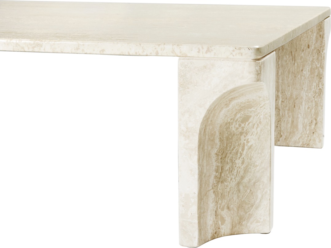 Detailaufnahme des Gubi Doric Couchtisches aus Travertin, rechteckig, mit markanten Beinen.