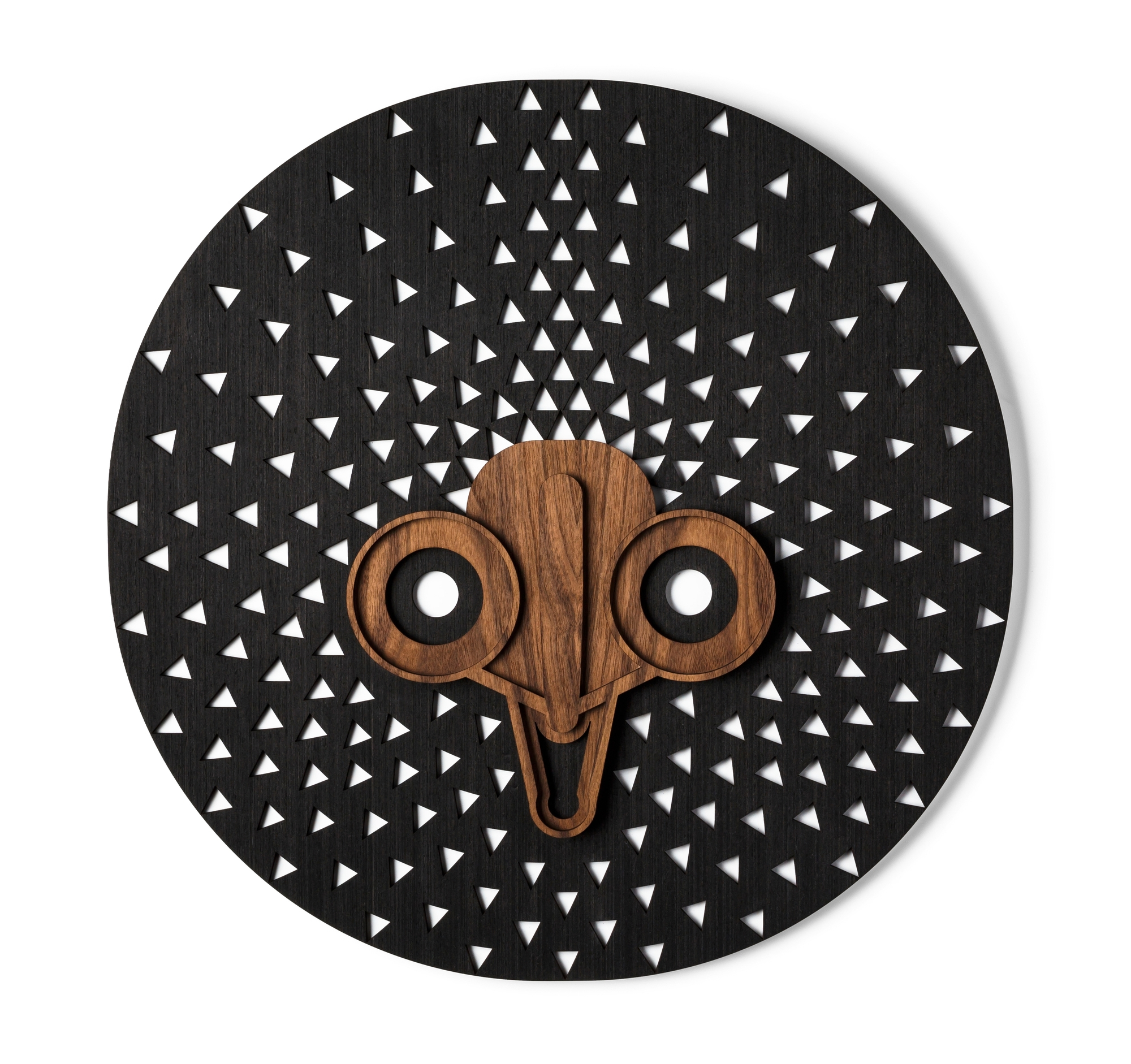 Moderne afrikanische Maske als Wandschmuck: Runde Holzmaske mit Dreiecksmuster und abstrakten Gesichtszügen.