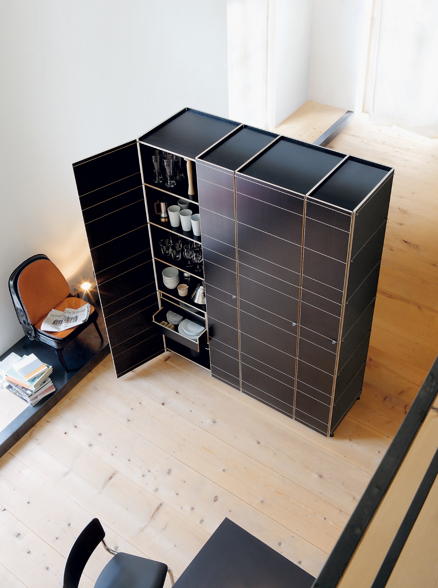 K1 Armoire von Nils Holger Moormann, offener Schrank mit Geschirr und Schublade, Draufsicht.