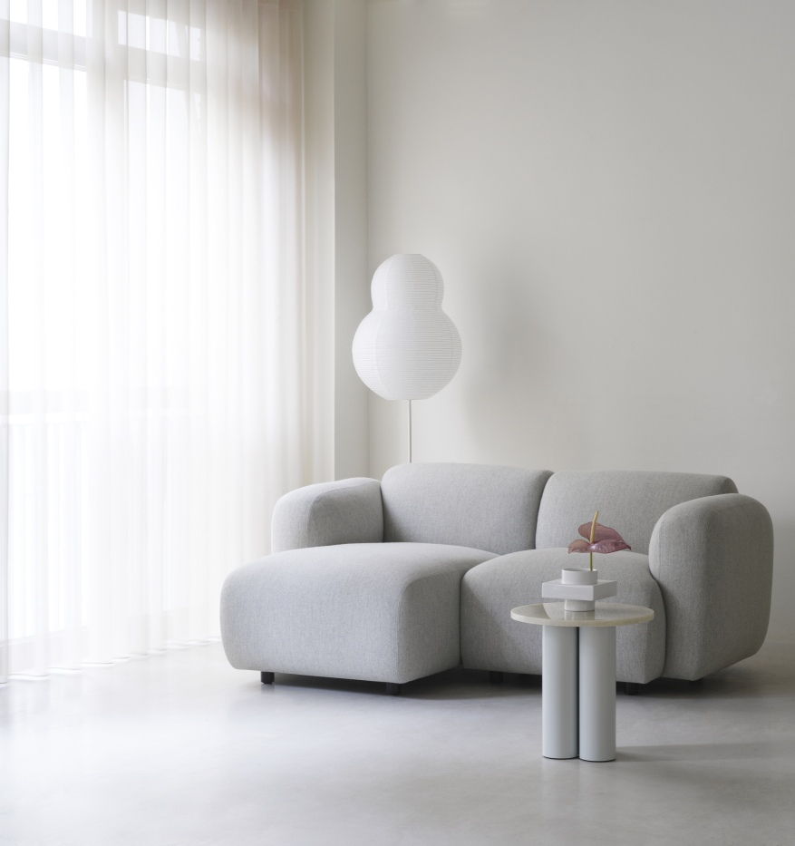 Moderner Wohnraum mit grauem Sofa und Dit Coffee Table Beistelltisch von Normann Copenhagen in Weiß.