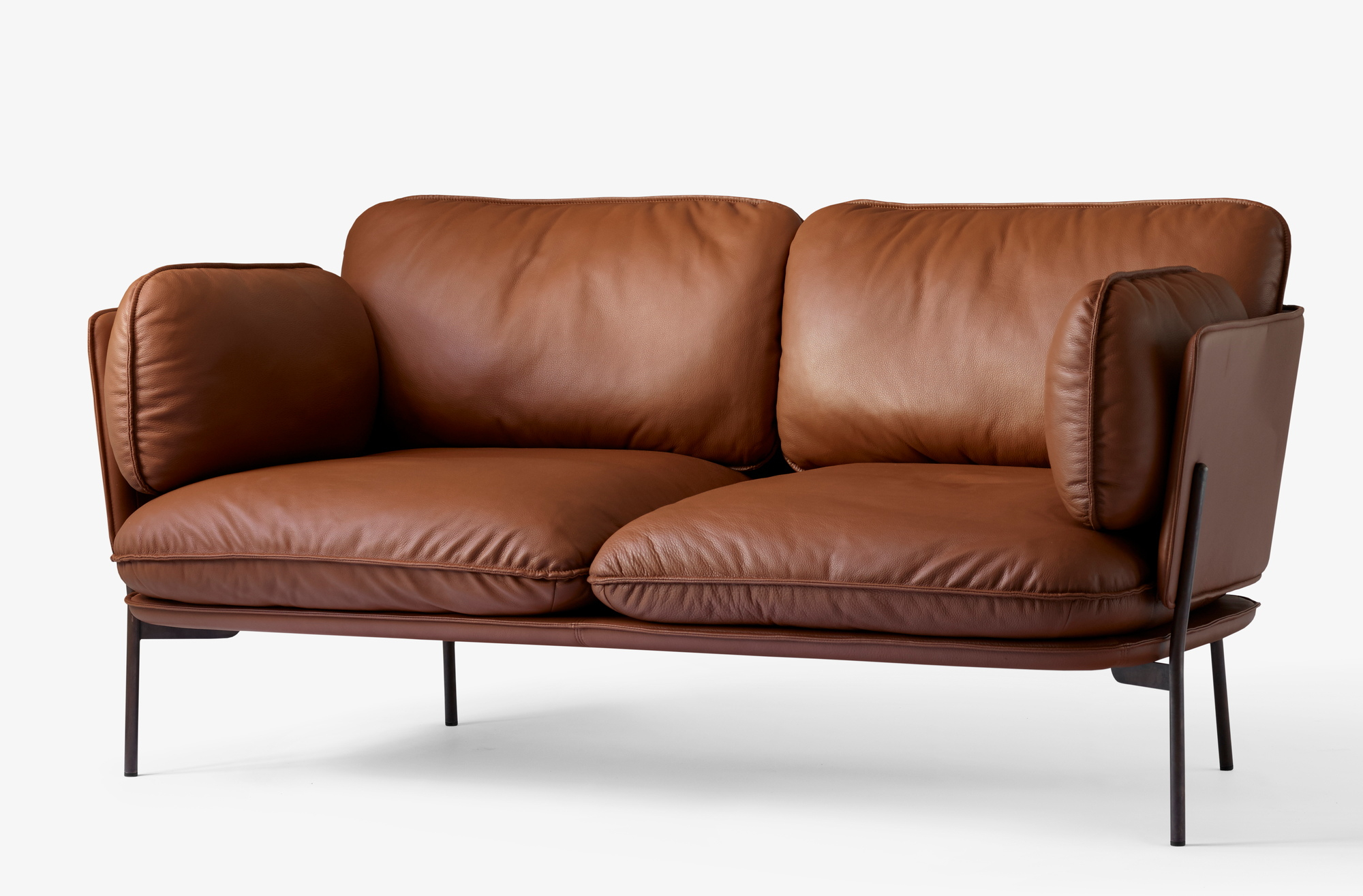 Cloud Sofa: Braunes 2-Sitzer Ledersofa von AndTradition mit minimalistischem Design und Metallbeinen.