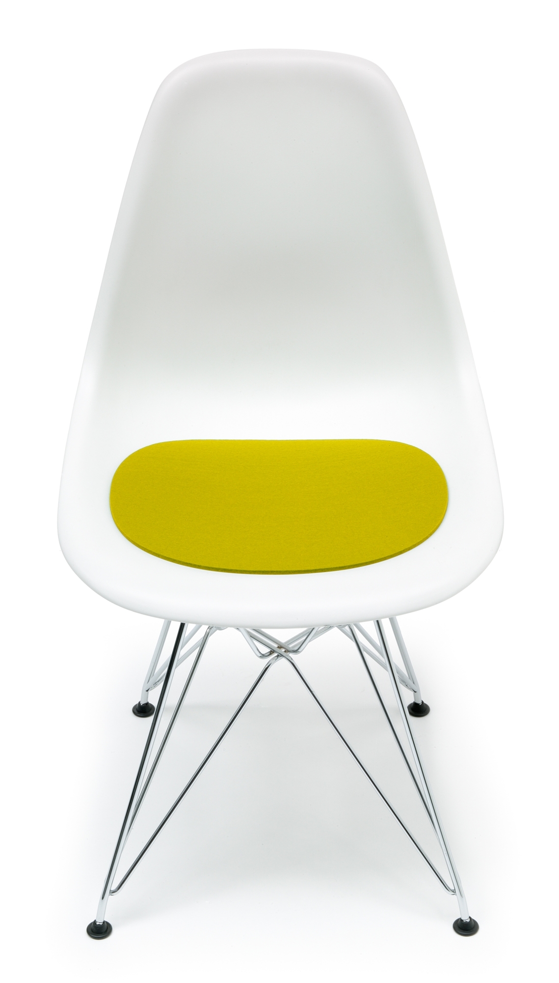 Weißer Eames Plastic Side Chair mit grüner Filz Sitzauflage von Hey Sign für mehr Komfort.