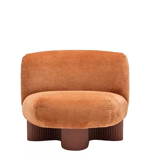 Bolete Lounge Sessel von Andreu World, moderner Polstersessel in Orange mit braunem Sockel.