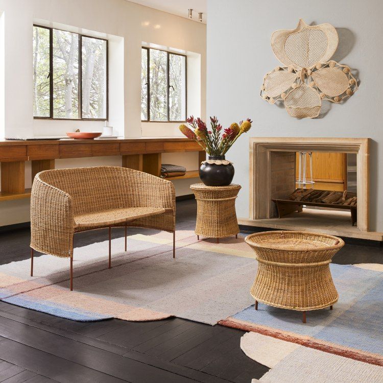 Wohnzimmer mit Rattan Möbel Set: Sofa, Beistelltisch und Couchtisch auf modernem Teppich.
