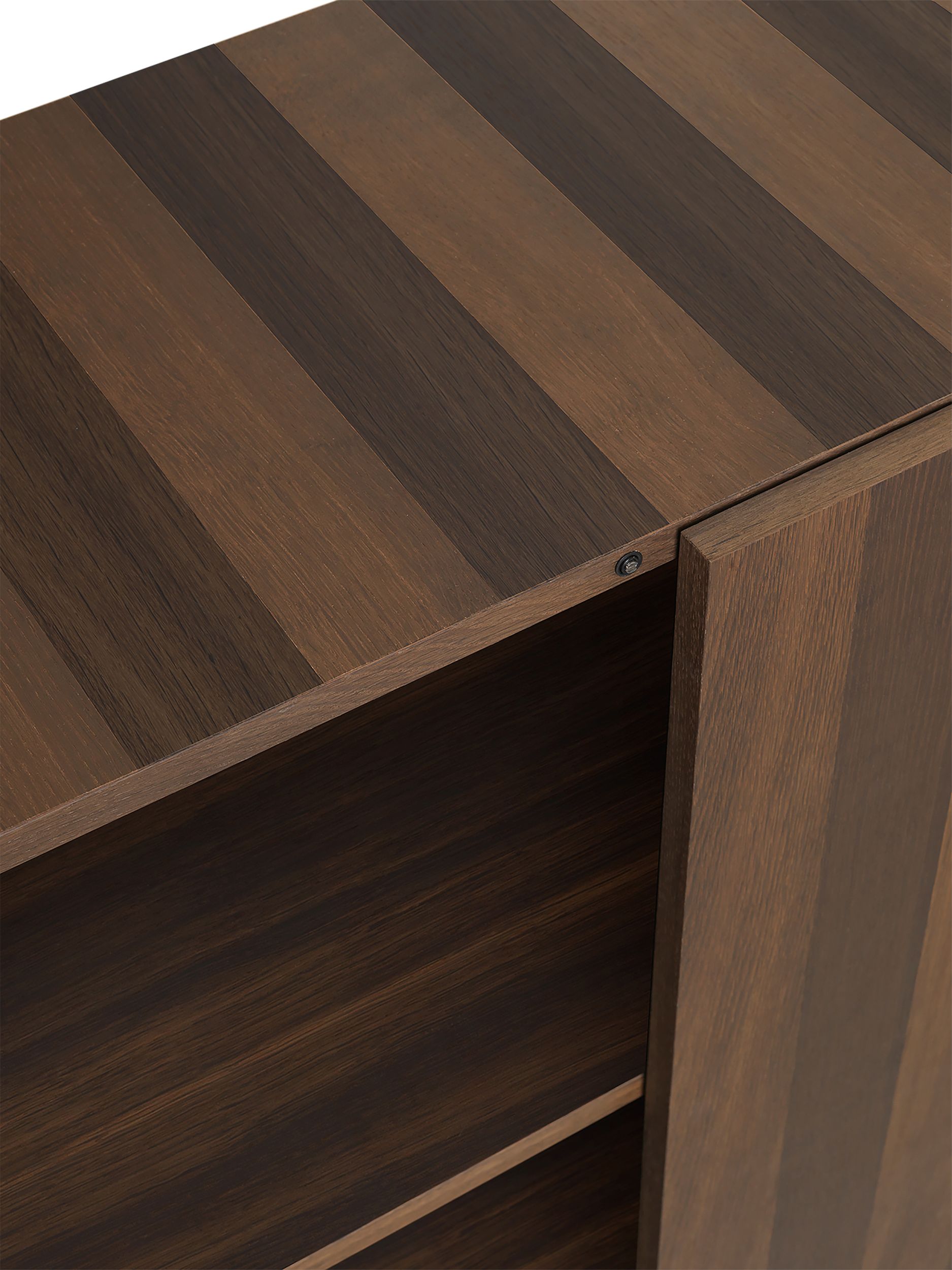 Detailaufnahme des Ferm Living Post Storage Schrank in geräucherter Eiche mit Regalböden.