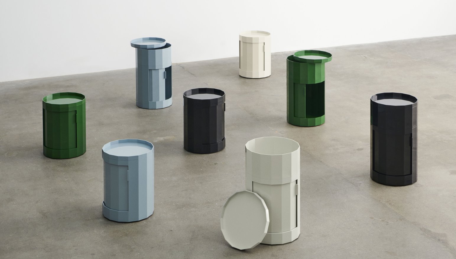 Mehrere Facet Cabinet High Stauraum Möbel in verschiedenen Farben, modernes Design mit Stauraum.