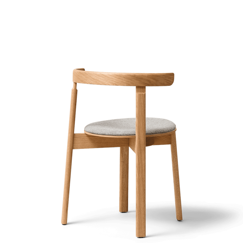Lunar-stoel in eikenhout met zitkussen van Form & Refine