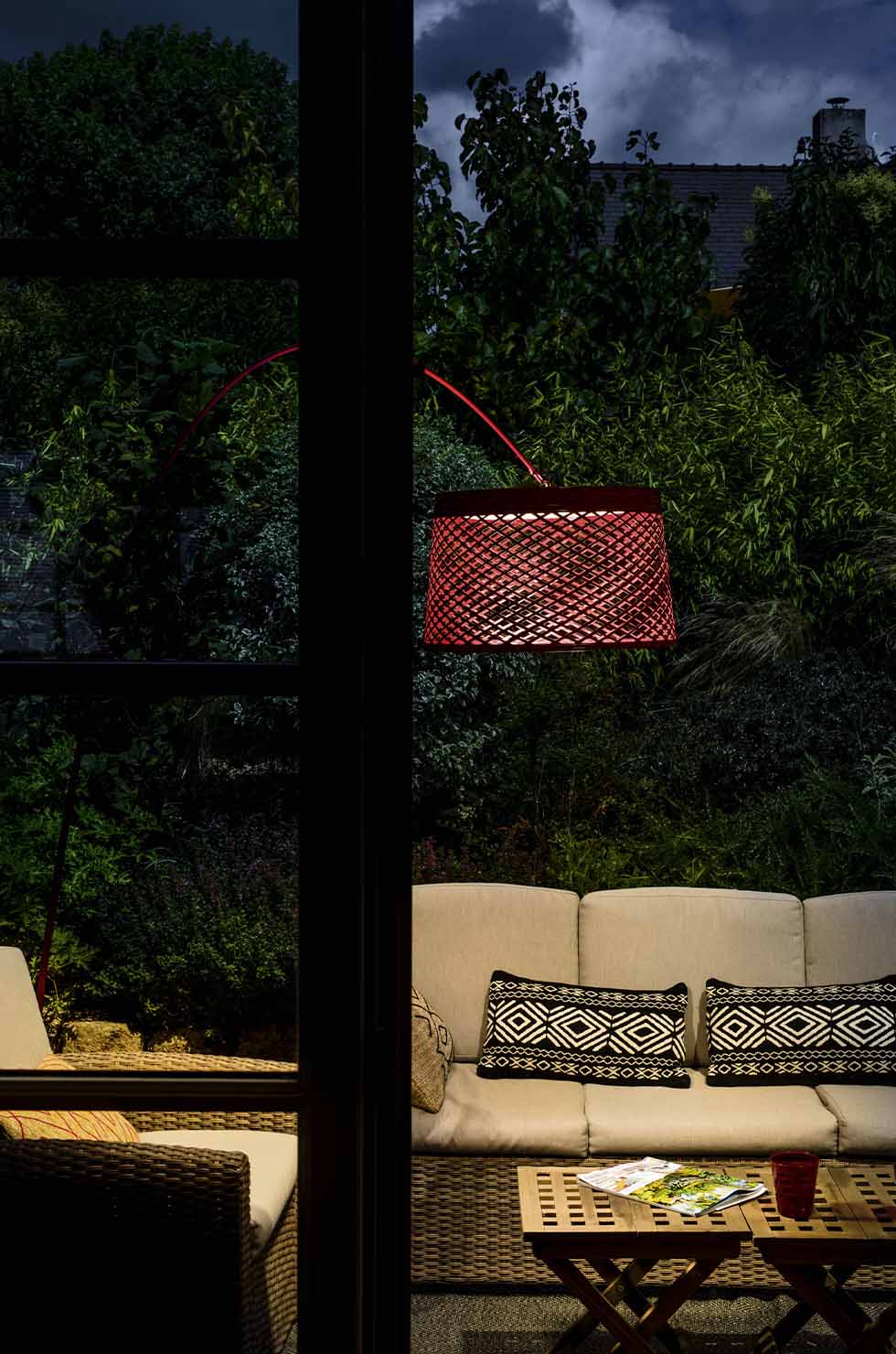 Twiggy Grid Outdoor LED Stehleuchte von Foscarini, rote Design Lampe für Garten und Terrasse.