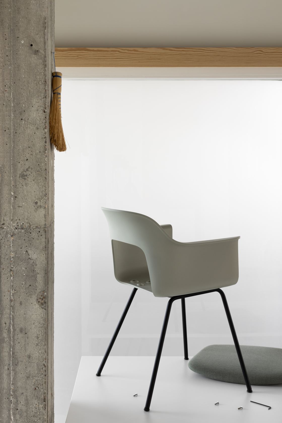 Layout Armchair 211 Armlehnstuhl von Hay in Grau mit schwarzem Metallgestell, minimalistisches Design.