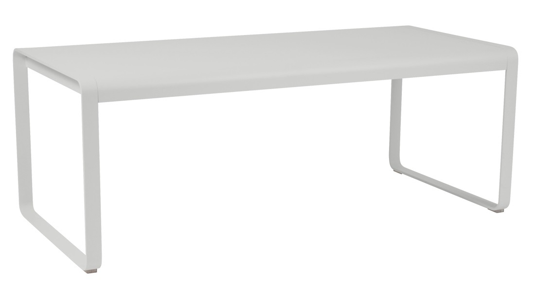 Weißer Bellevie Outdoor Tisch von Fermob, 196 x 90 cm, für Garten und Terrasse.