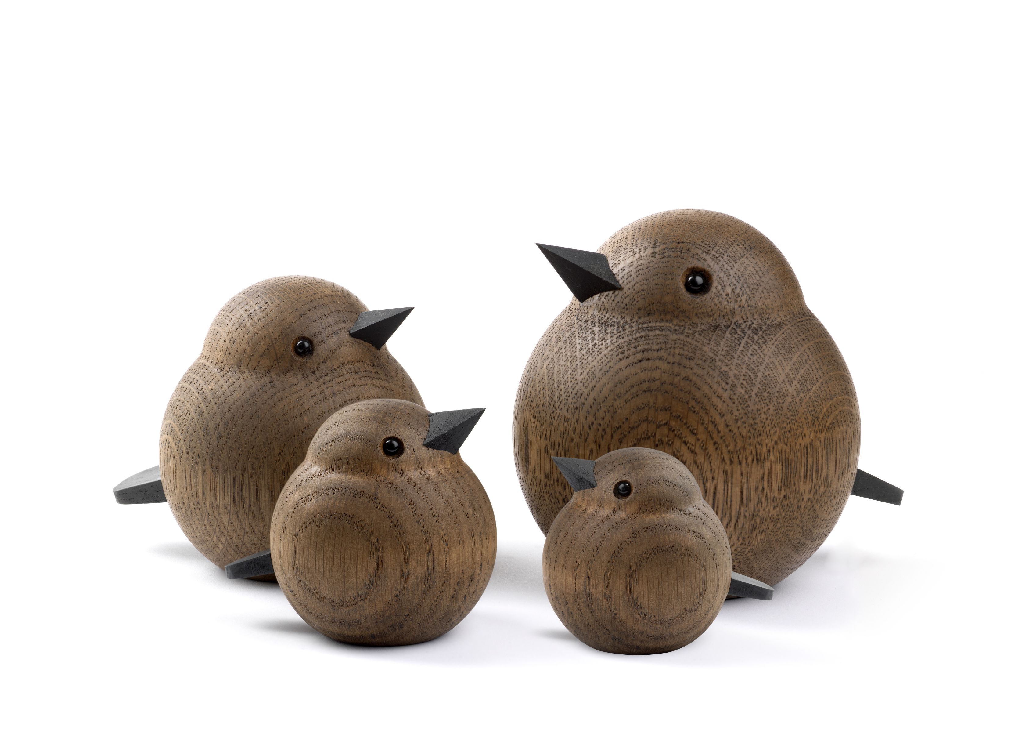Vier Holzfiguren, die eine Vogelfamilie darstellen, Papa Sparrow rauchgebeizte Eiche von Novoform.