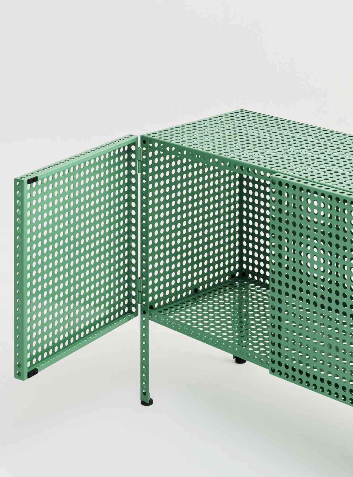 Grünes Perforated Cabinet Sideboard von Hay mit perforierter Tür und Ablage im modernen Design.
