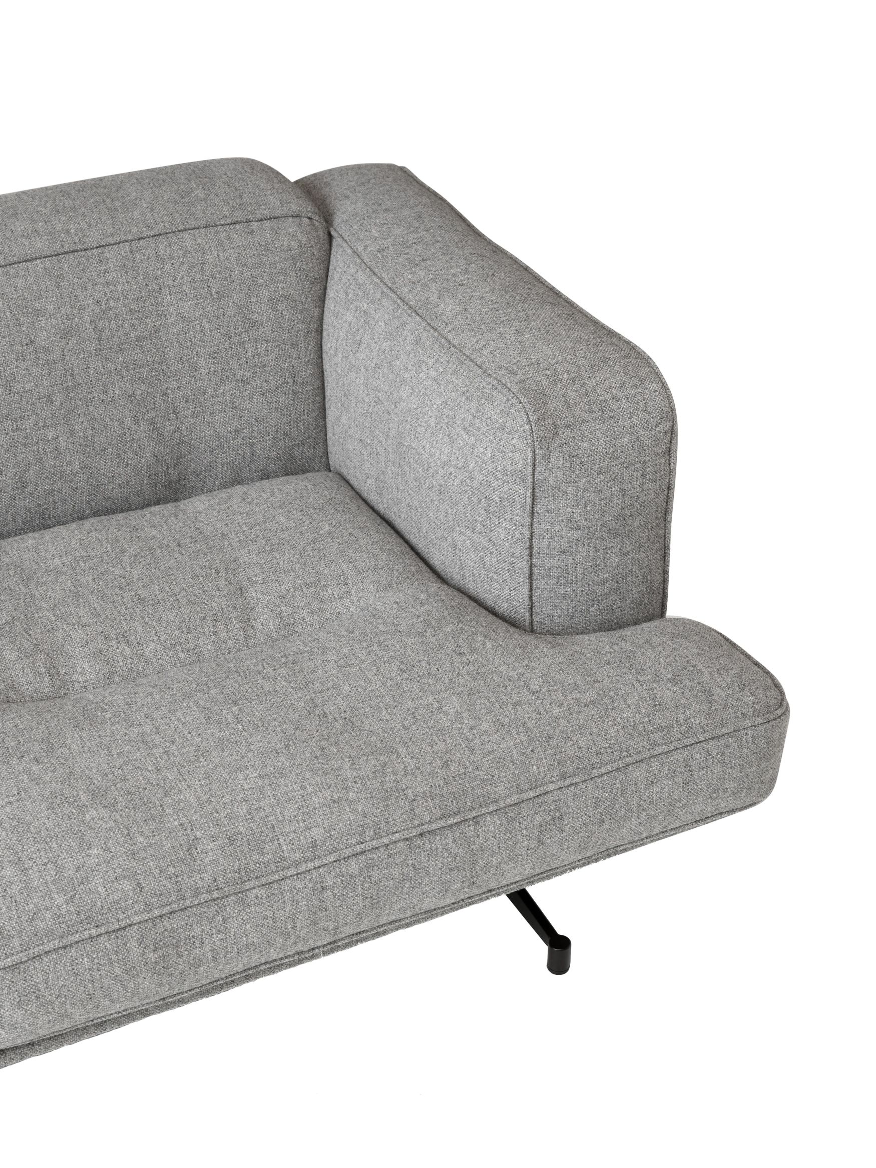 Detailaufnahme des grauen AndTradition Inland Sofas mit Armlehne und schwarzem Fuß.