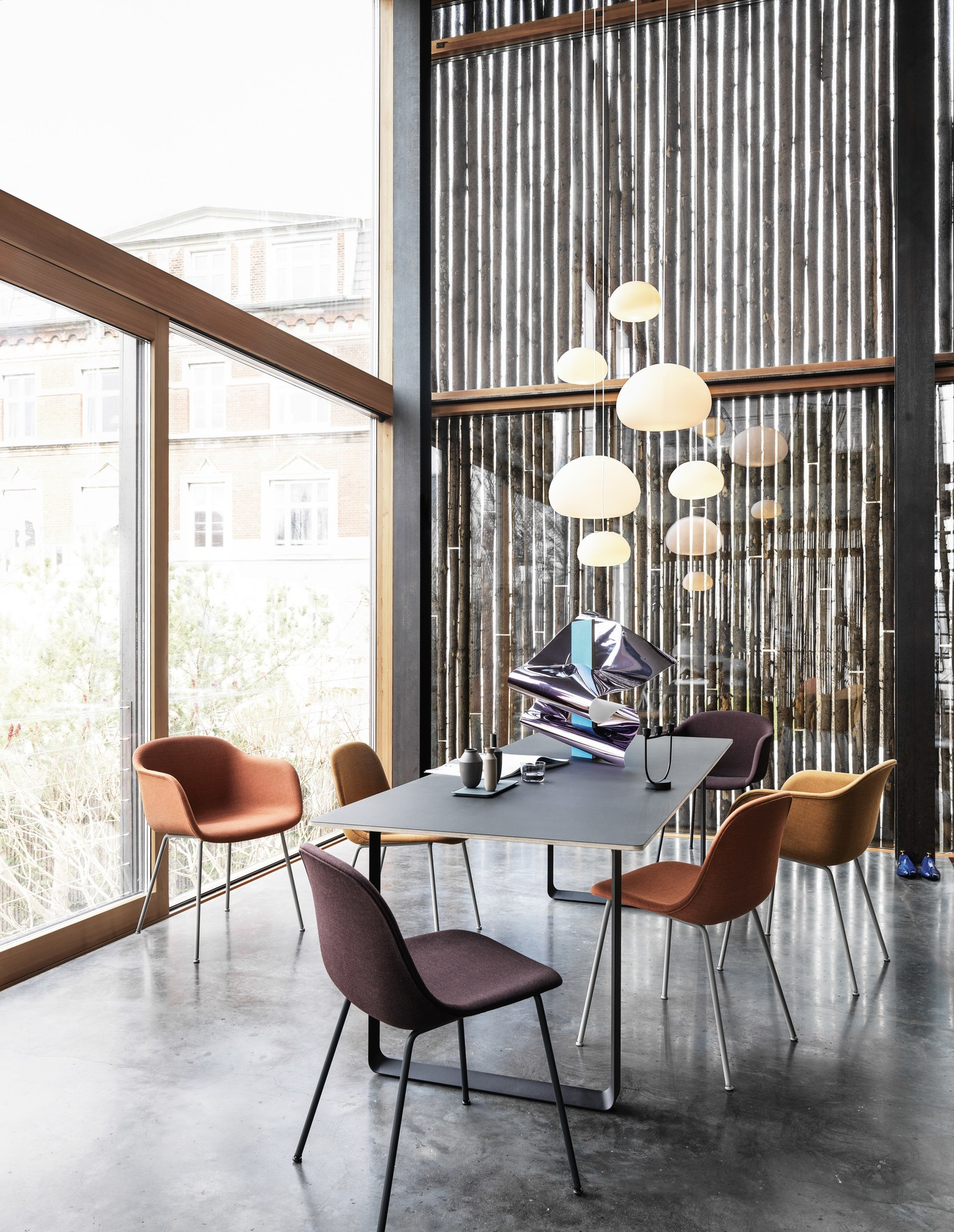 Helle Muuto Fluid Pendelleuchten über Esstisch mit Stühlen in modernem Interieur, Tageslicht.